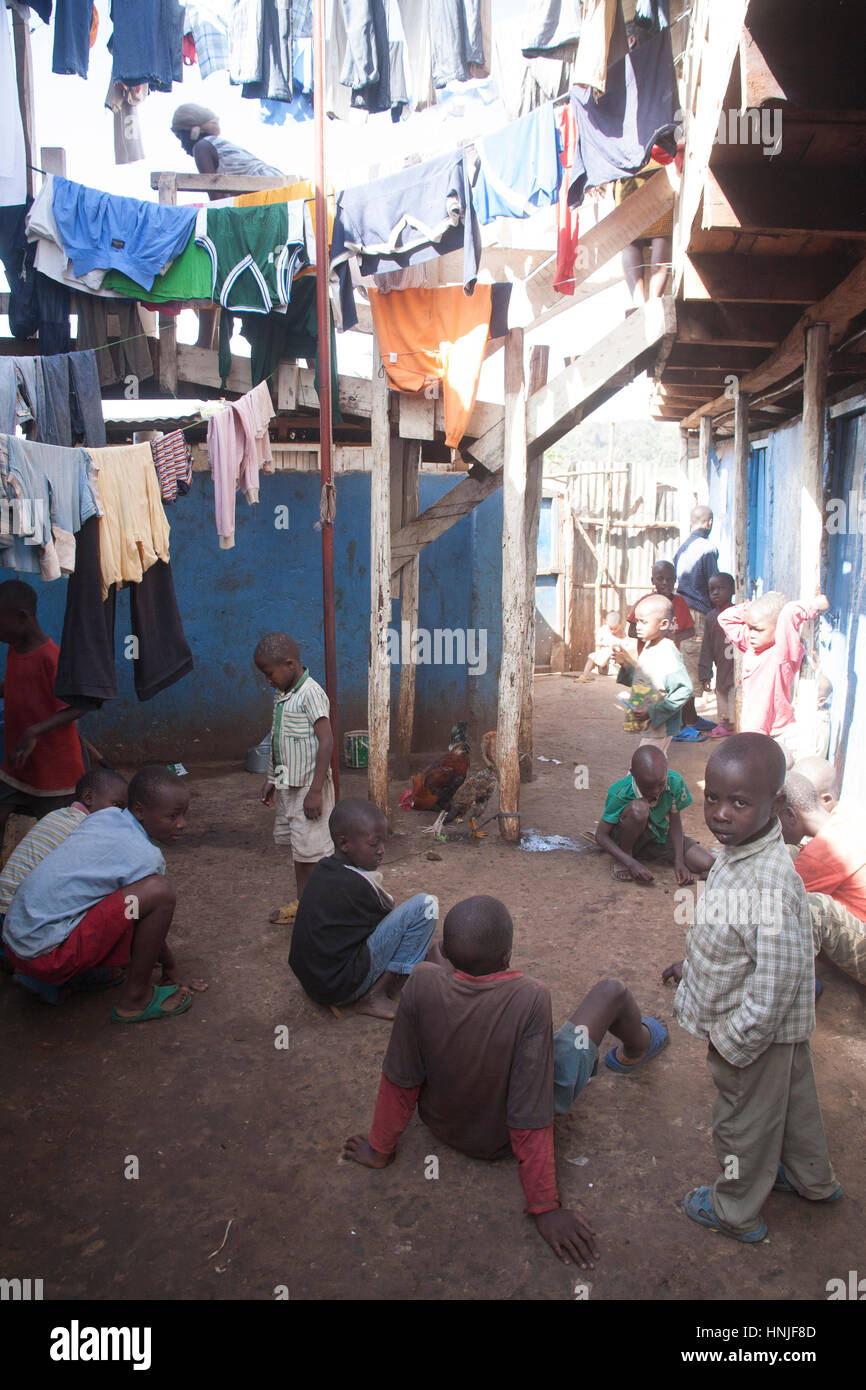 I bambini che giocano nel cortile dell'orfanotrofio, kibera baraccopoli, Nairobi, Kenya, Africa orientale Foto Stock