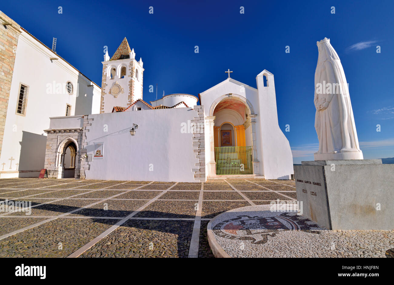 Bianco medievale lavato cappella nella parte anteriore del pulito cielo blu Foto Stock
