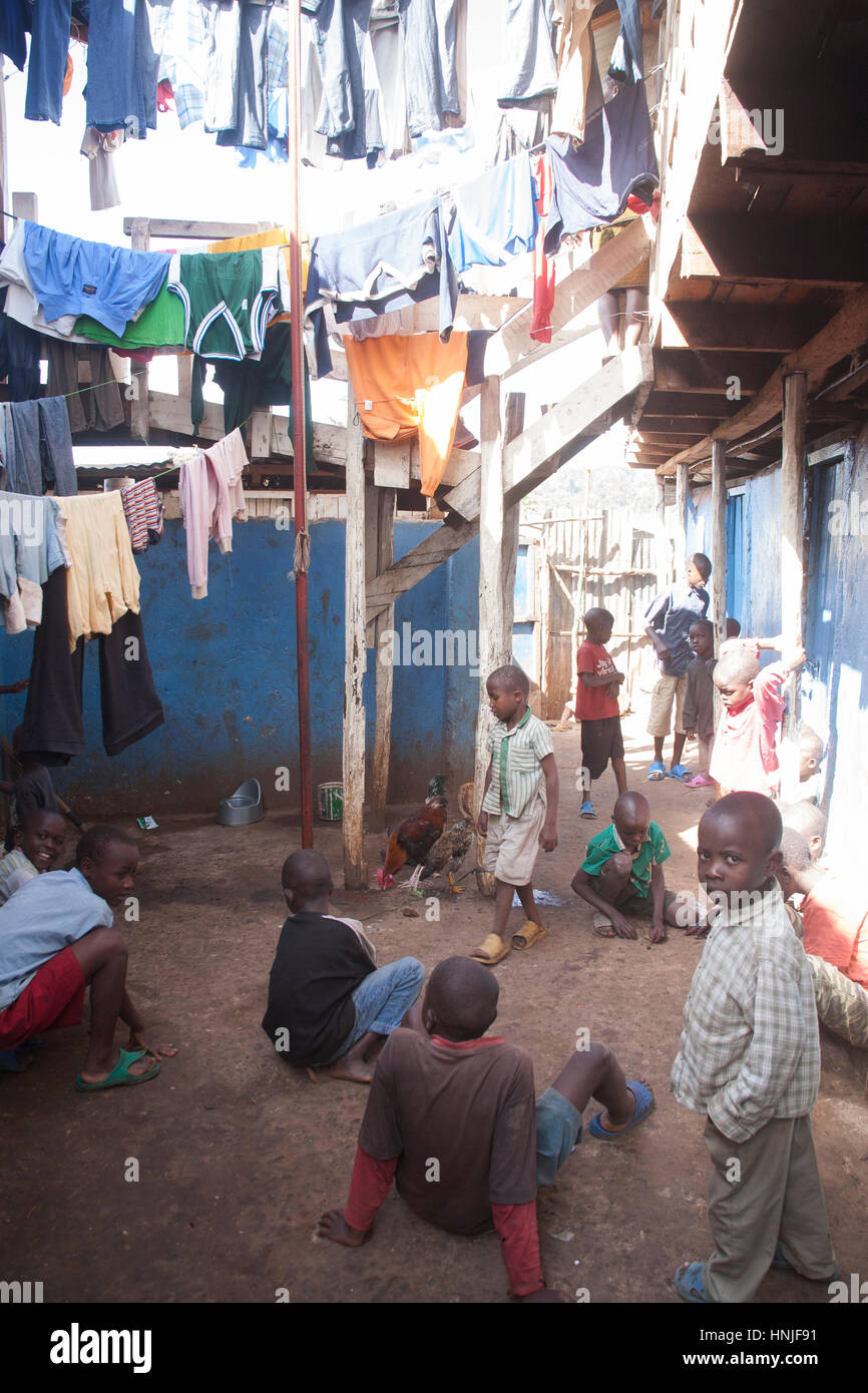 I bambini che giocano nel cortile dell'orfanotrofio, kibera baraccopoli, Nairobi, Kenya, Africa orientale Foto Stock