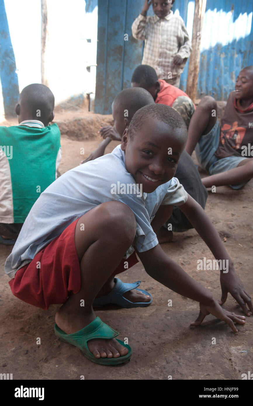 I bambini in orfanotrofio, kibera baraccopoli, Nairobi, Kenya, Africa orientale Foto Stock