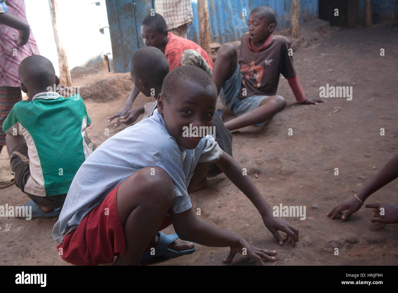 I bambini in orfanotrofio, kibera baraccopoli, Nairobi, Kenya, Africa orientale Foto Stock