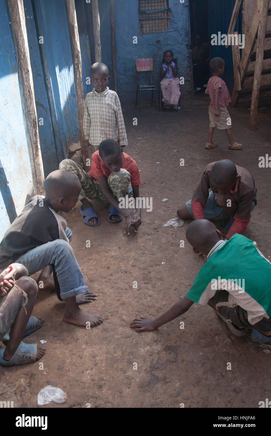 I bambini in orfanotrofio, kibera baraccopoli, Nairobi, Kenya, Africa orientale Foto Stock
