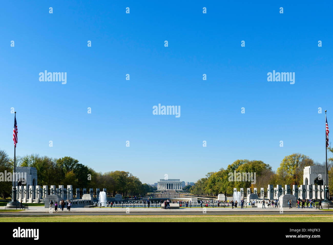 La Nazionale il Memoriale della Seconda Guerra Mondiale con il Lincoln Memorial nella distanza, National Mall di Washington DC, Stati Uniti d'America Foto Stock