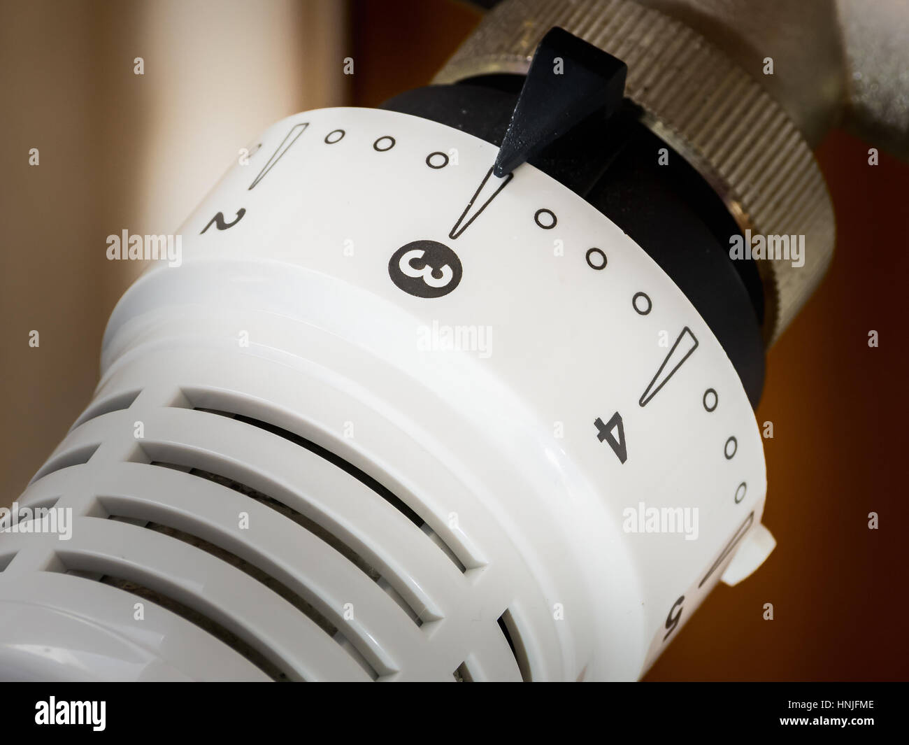 Primo piano di una valvola del termostato del radiatore white Foto Stock