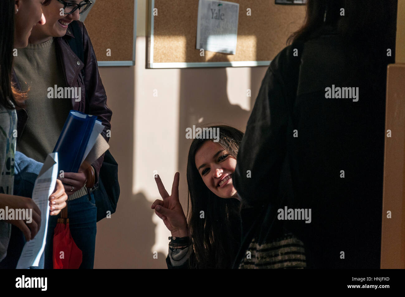 Mostar Bosnia Herzcegovina, studenti di sesso femminile a United World College UWC scuola Foto Stock