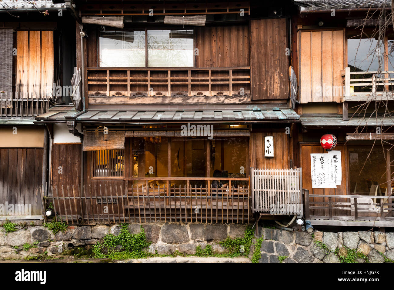 Vista di un ristorante ospitato in un antico giapponese tradizionale edificio in legno nel quartiere Gion, Kyoto, Giappone Foto Stock