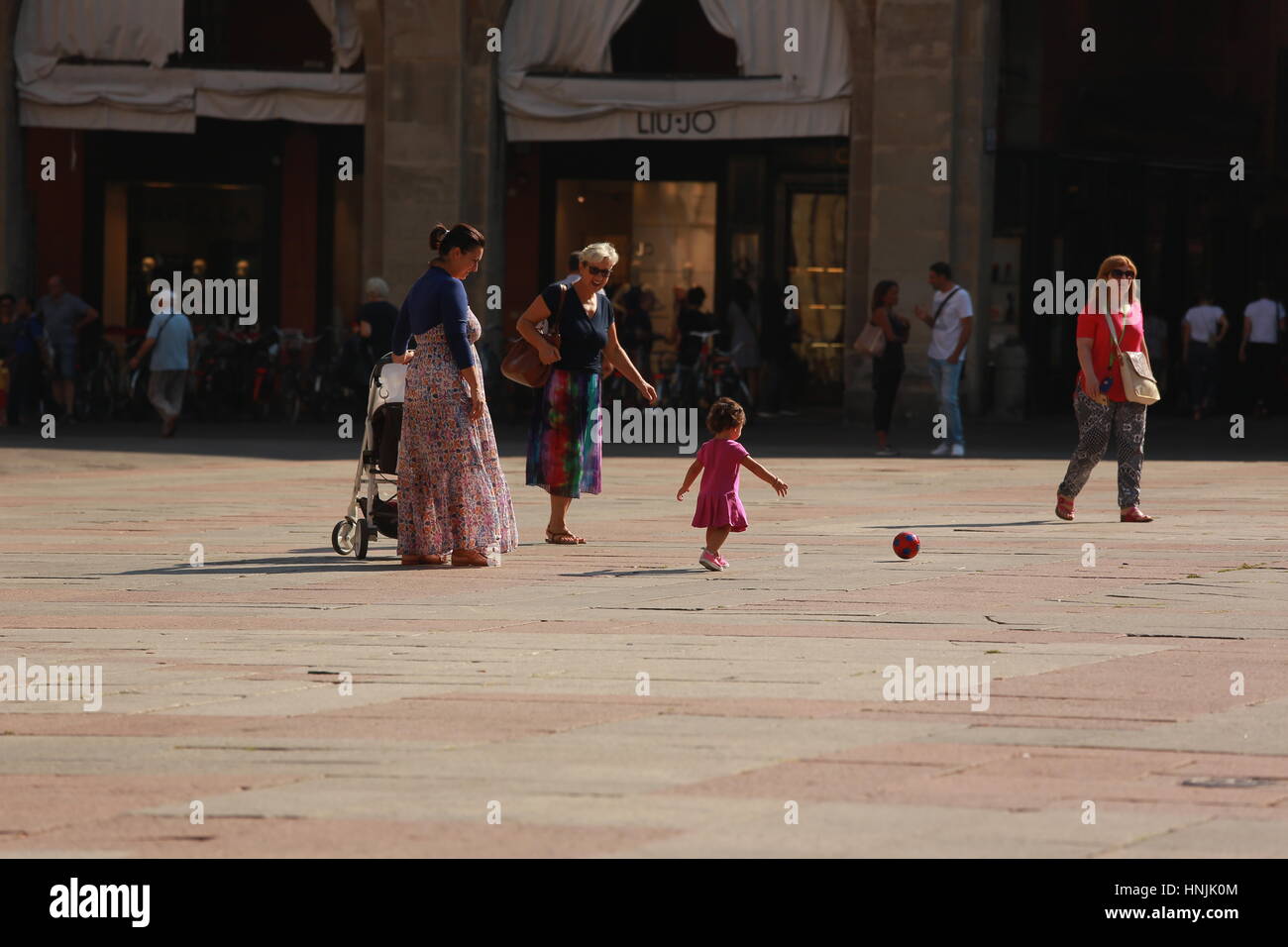La Piazza Maggiore è il cuore della città di Bologna.La piazza è piena di vita.Persone negozi, incontra e bevande c Foto Stock