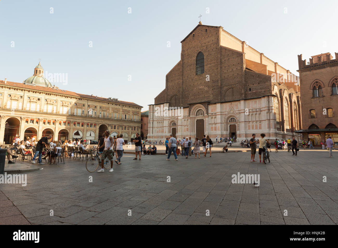 La Piazza Maggiore è il cuore della città di Bologna.La piazza è piena di vita in ogni momento del giorno.Persone Foto Stock