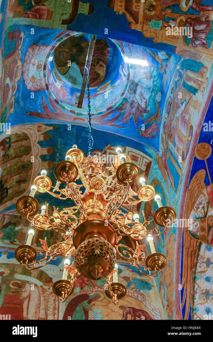 Lampadario e affreschi all'interno della cattedrale della Trasfigurazione del Salvatore Monastero di San Euthymius, Russia, Suzdal' Foto Stock