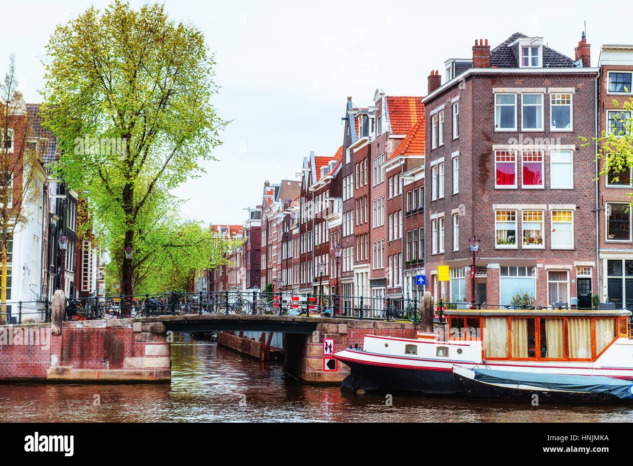 Canali di Amsterdam e case tipiche. Foto Stock