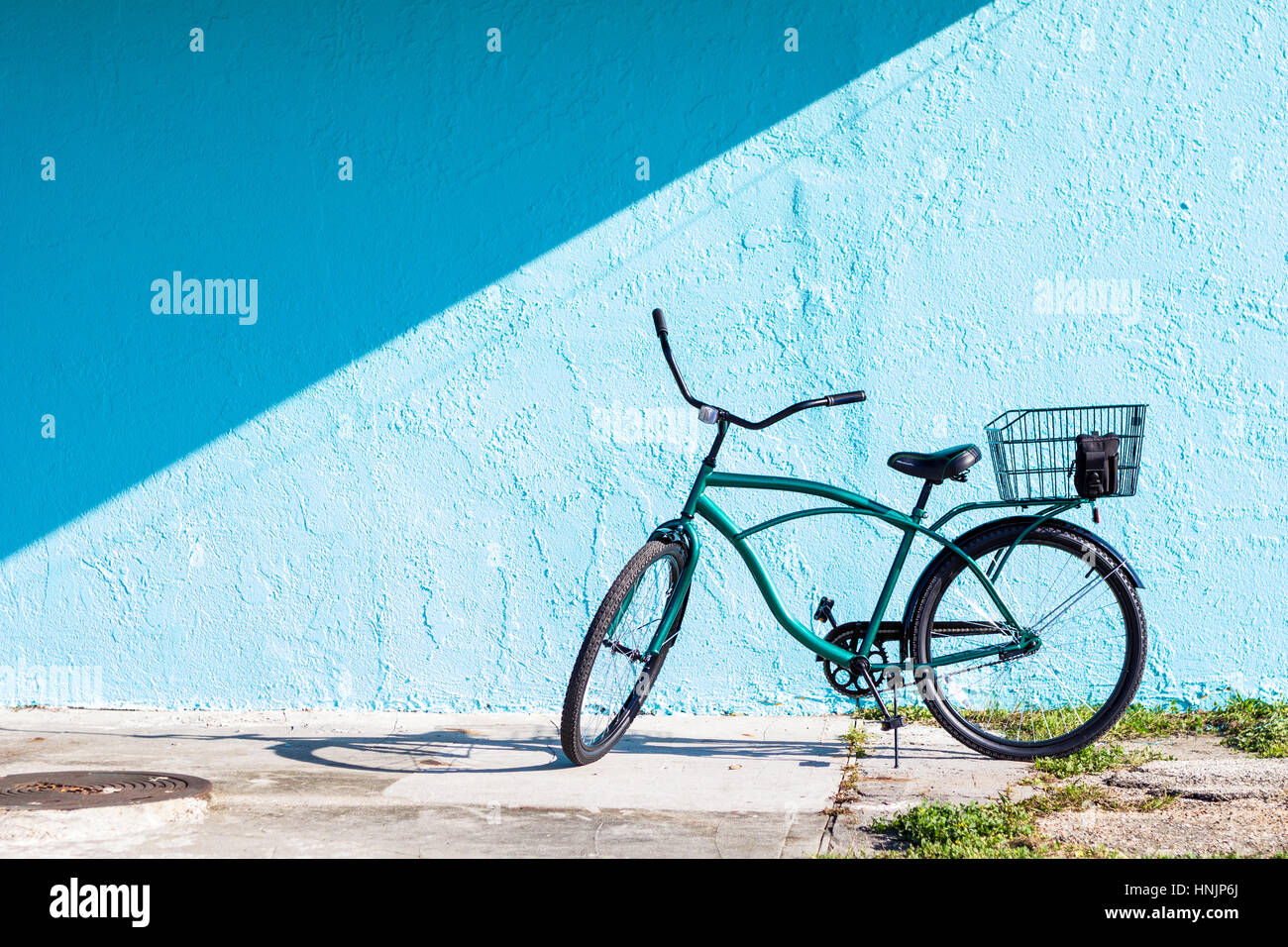 " Commuter " Bicicletta con cesto contro la parete blu Foto Stock