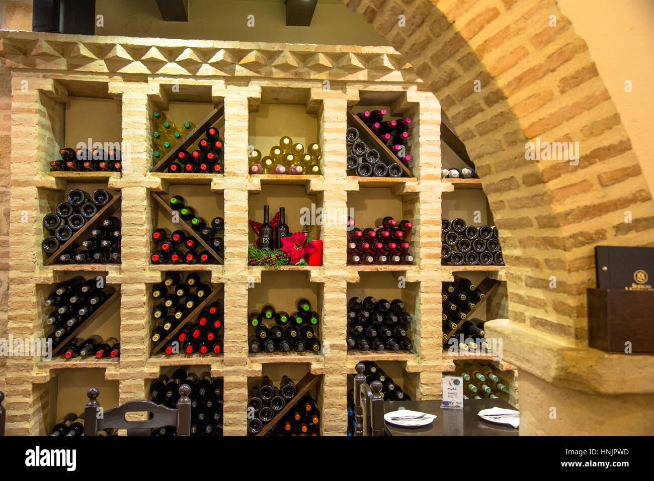 Portabottiglie di vino nel ristorante, Spagna Foto Stock