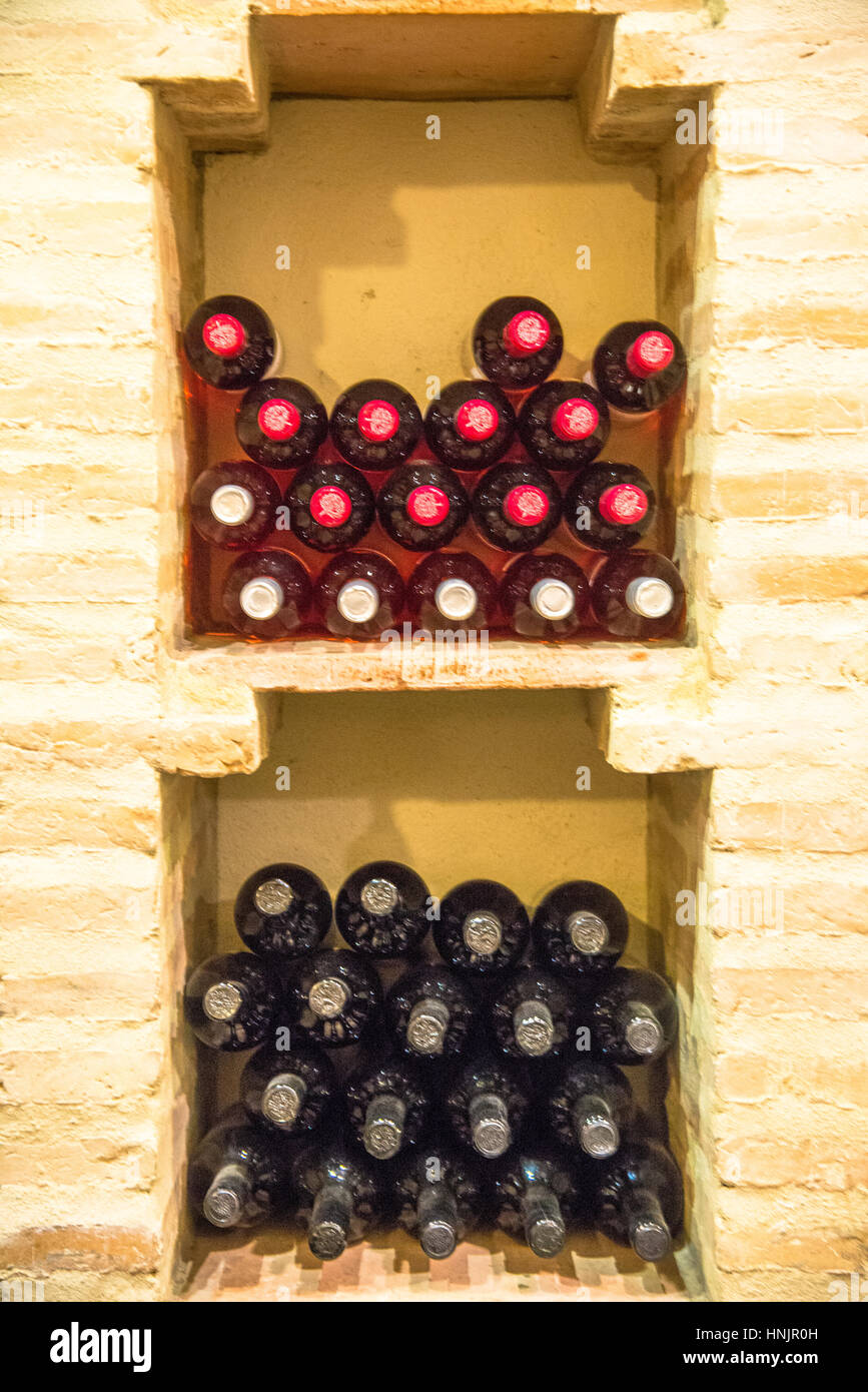 Portabottiglie di vino nel ristorante, Spagna Foto Stock