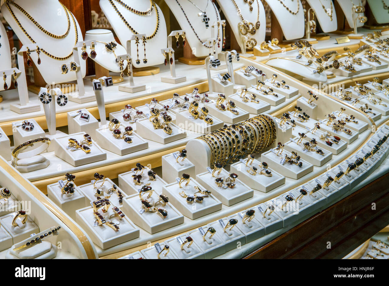 Vetrina di gioielli, granato e oro, Praga, Repubblica Ceca Foto stock -  Alamy
