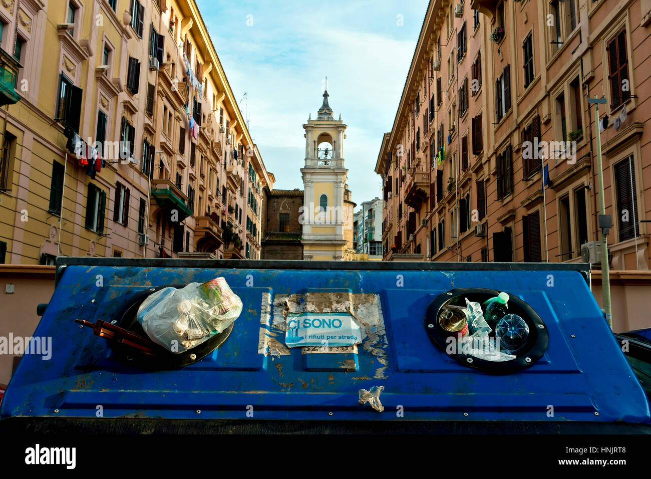 Rifiuti. La spazzatura può essere piena di rifiuti davanti agli edifici condominiali. Roma, Italia, Europa, Unione europea, UE. Foto Stock