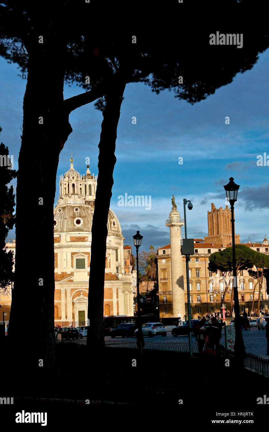 Piazza Venezia. Chiese Santa Maria di Loreto e Santissimo Nome di Maria. Santa Maria di Loreto e SS. Nome di Maria. Colonna di Traiano. Roma, Italia, UE. Foto Stock