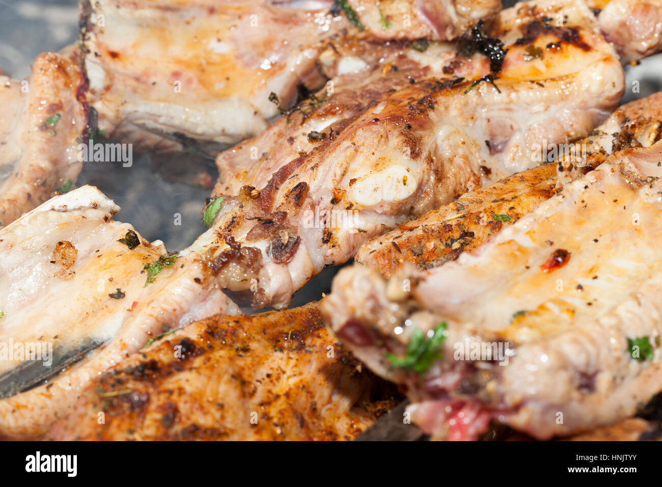 Orange succosi pezzi di carne durante la cottura maggiore Caucaso kebab su spiedini su un fuoco. Camping. La foto è stata scattata da vicino, piccole profondità di campo Foto Stock