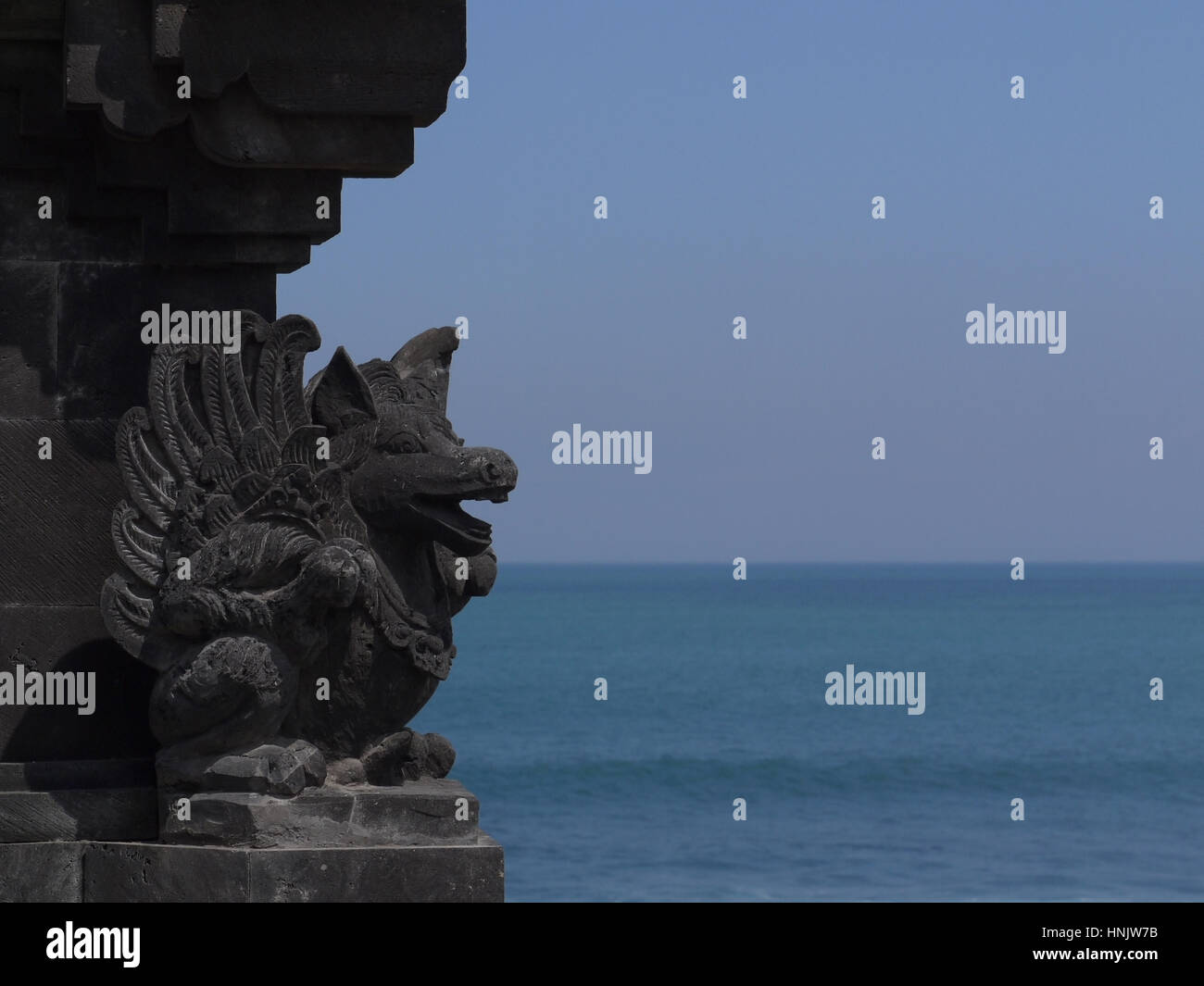 Nera vulcanica scolpita in pietra scultura bat al tempio di Bali, Indonesia Foto Stock