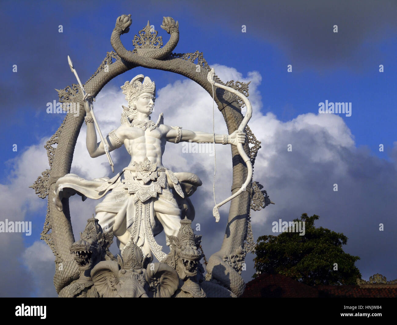 Arjuna statua che si trova nella città di Ubud. Bali, Indonesia Foto Stock