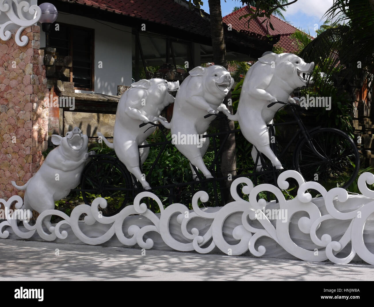 Suini Bicicletta Equitazione scultura. Bali, Indonesia Foto Stock