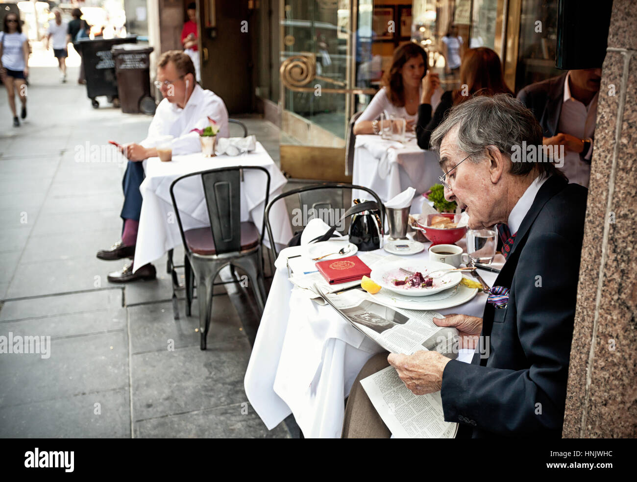 Il sambuco Newyorkese ladies durante la lettura del giornale dopo pranzo nel centro cittadino di Manhattan. Foto Stock