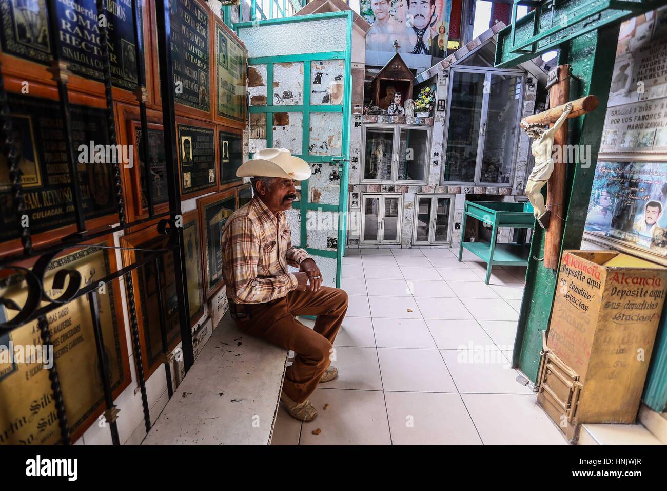 Altare en onore a Jesús Malverde que es venerado como Santo el cual todos los días atrae a cientos de seguidores un su capilla en la capital de Sinaloa Foto Stock