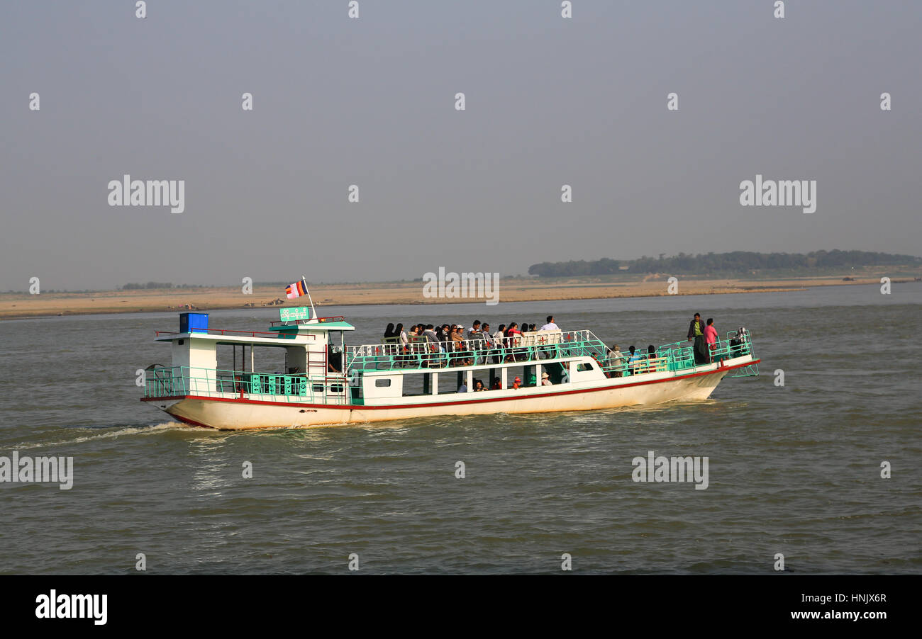 Un locale Traghetto trasporto passeggeri sul fiume Irrawaddy vicino al old Bagan, Mandalay regione, Myanmar (Birmania). Foto Stock