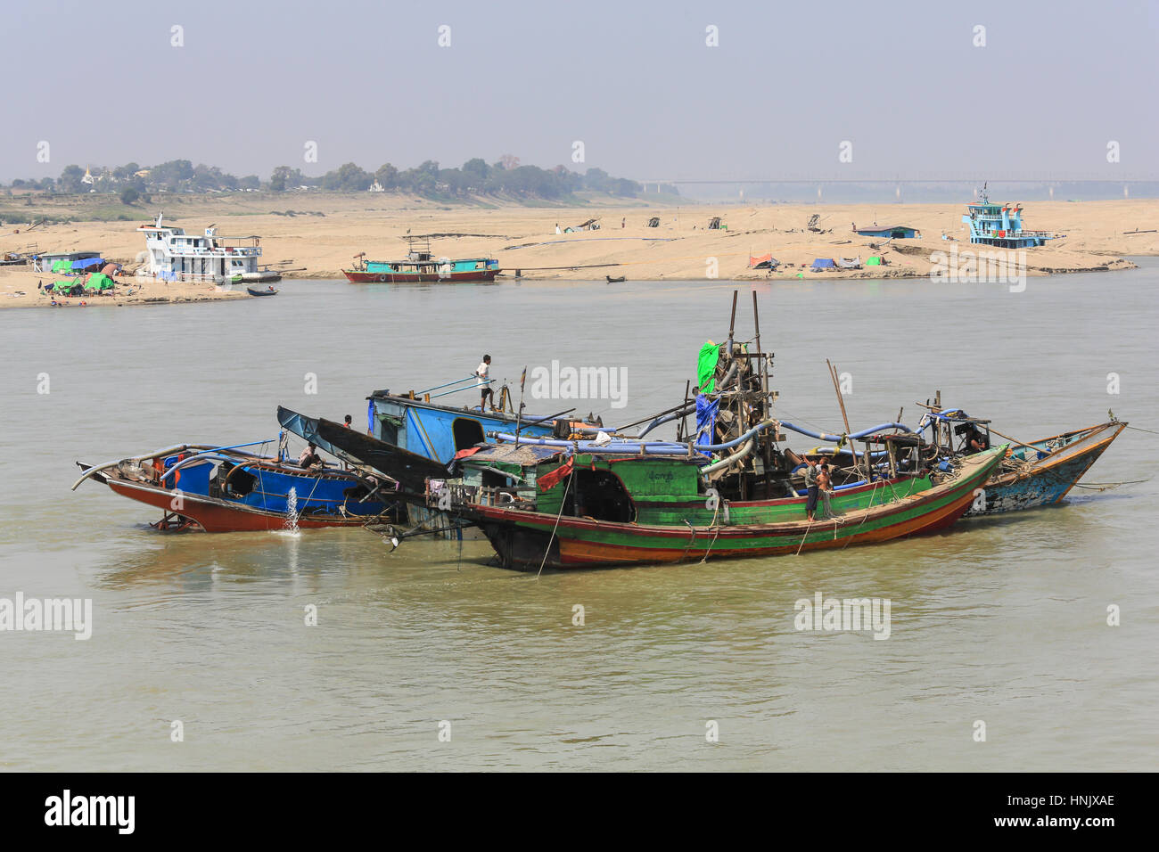 Più oro dragare le barche sul fiume Irrawaddy in Myanmar (Birmania). Foto Stock