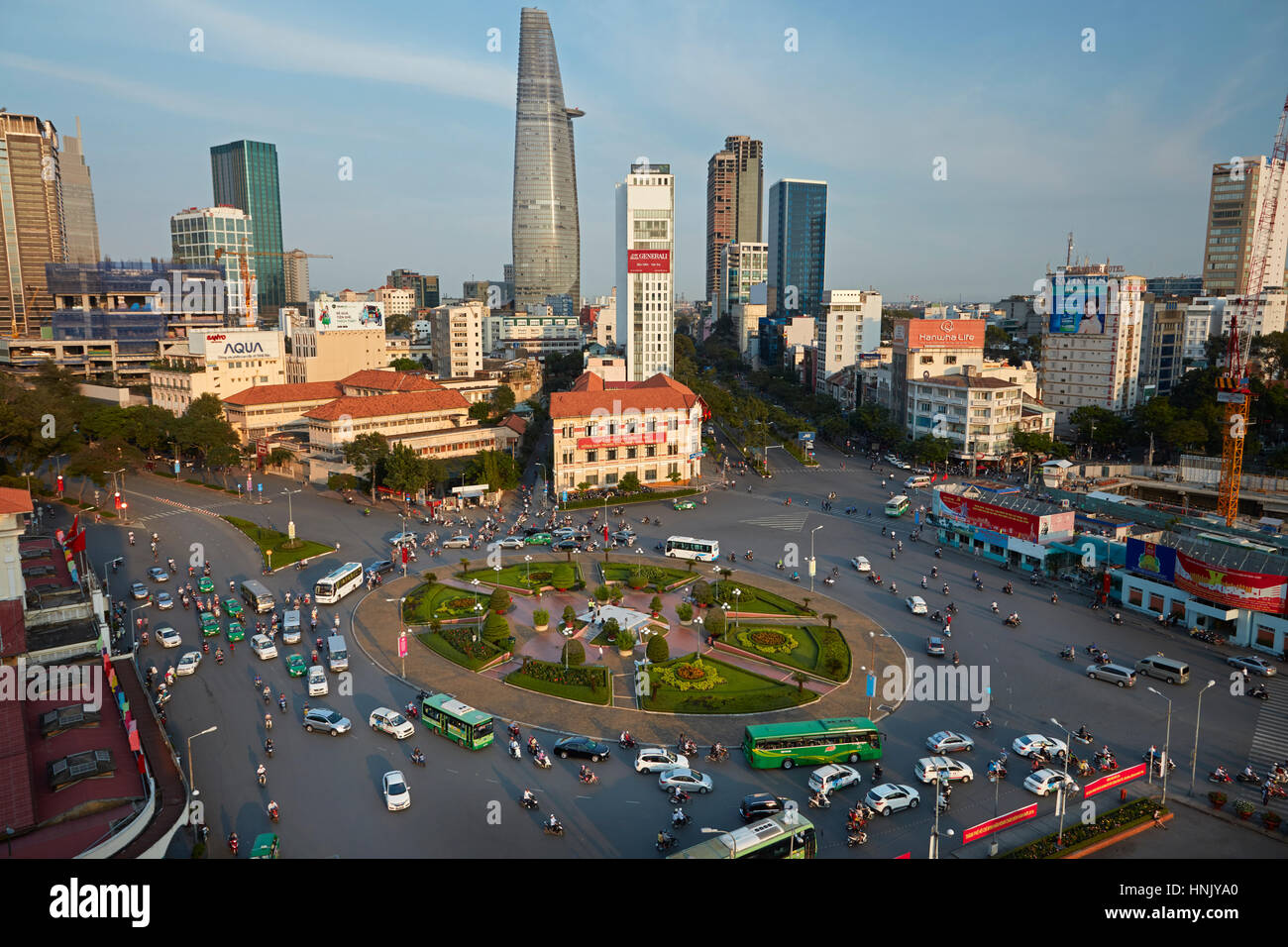 Ben Thanh rotonda e Bitexco Financial Tower, la città di Ho Chi Minh (Saigon), Vietnam Foto Stock