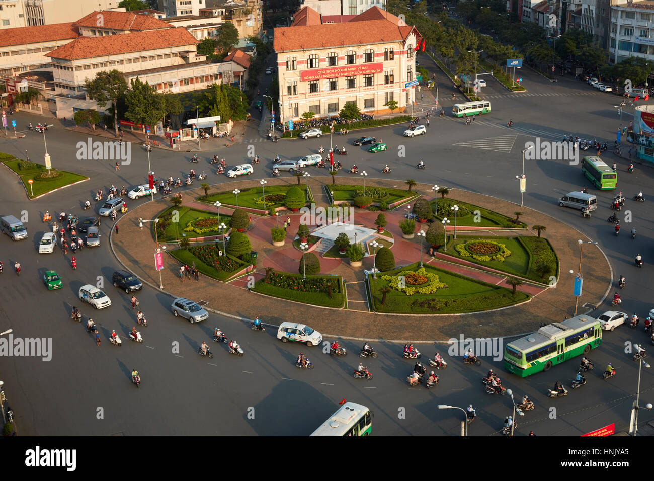 Il traffico a Ben Thanh rotonda, la città di Ho Chi Minh (Saigon), Vietnam Foto Stock