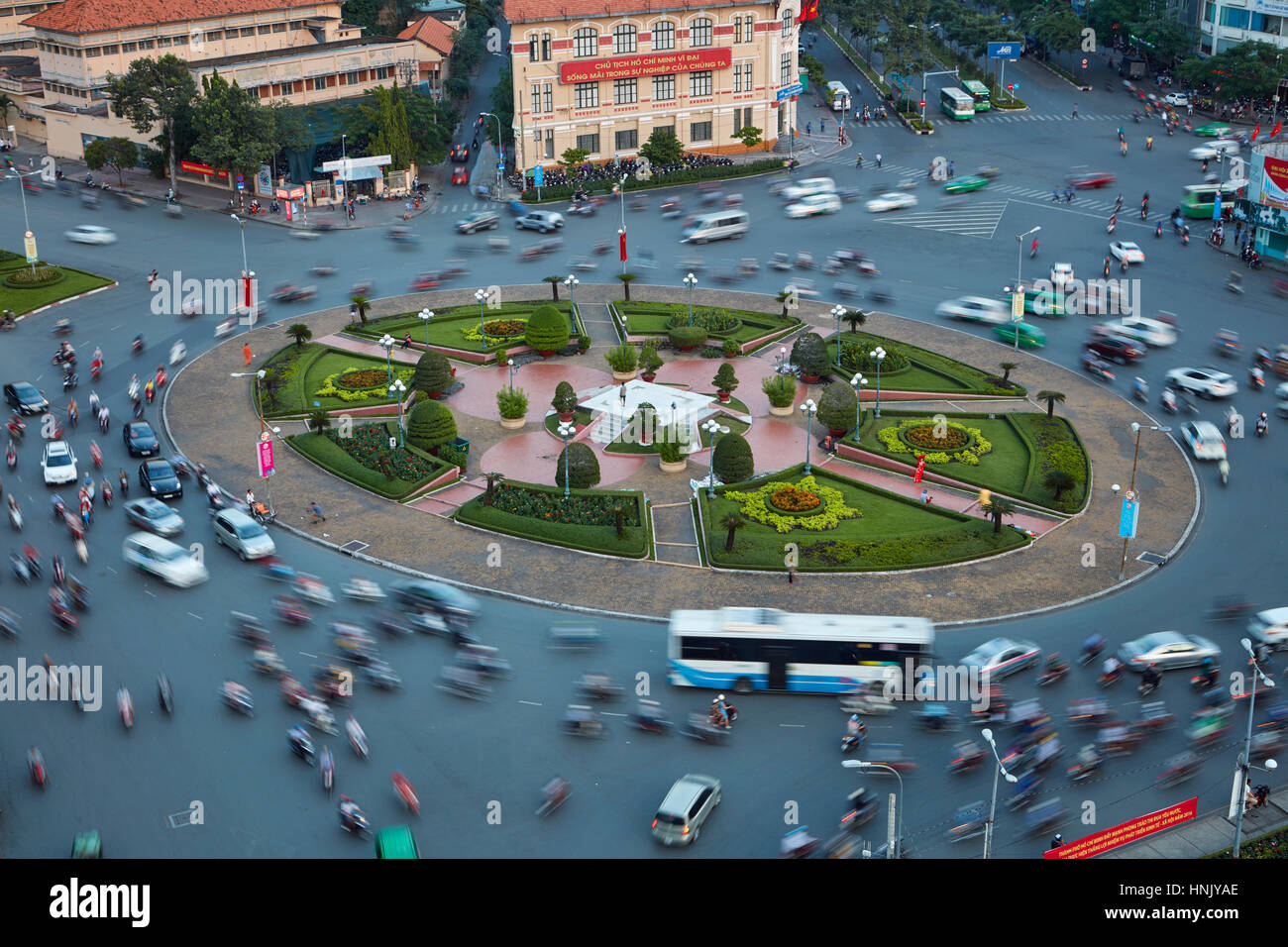 Traffico sfocata a Ben Thanh rotonda, la città di Ho Chi Minh (Saigon), Vietnam Foto Stock