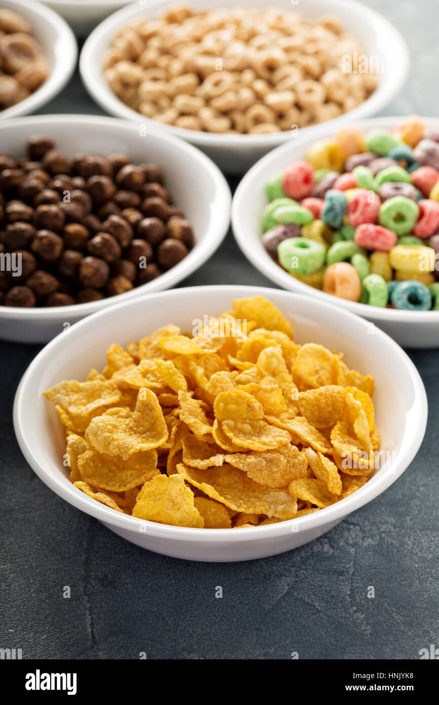 Varietà di cereali freddi in bianco bocce, veloce colazione per bambini Foto Stock