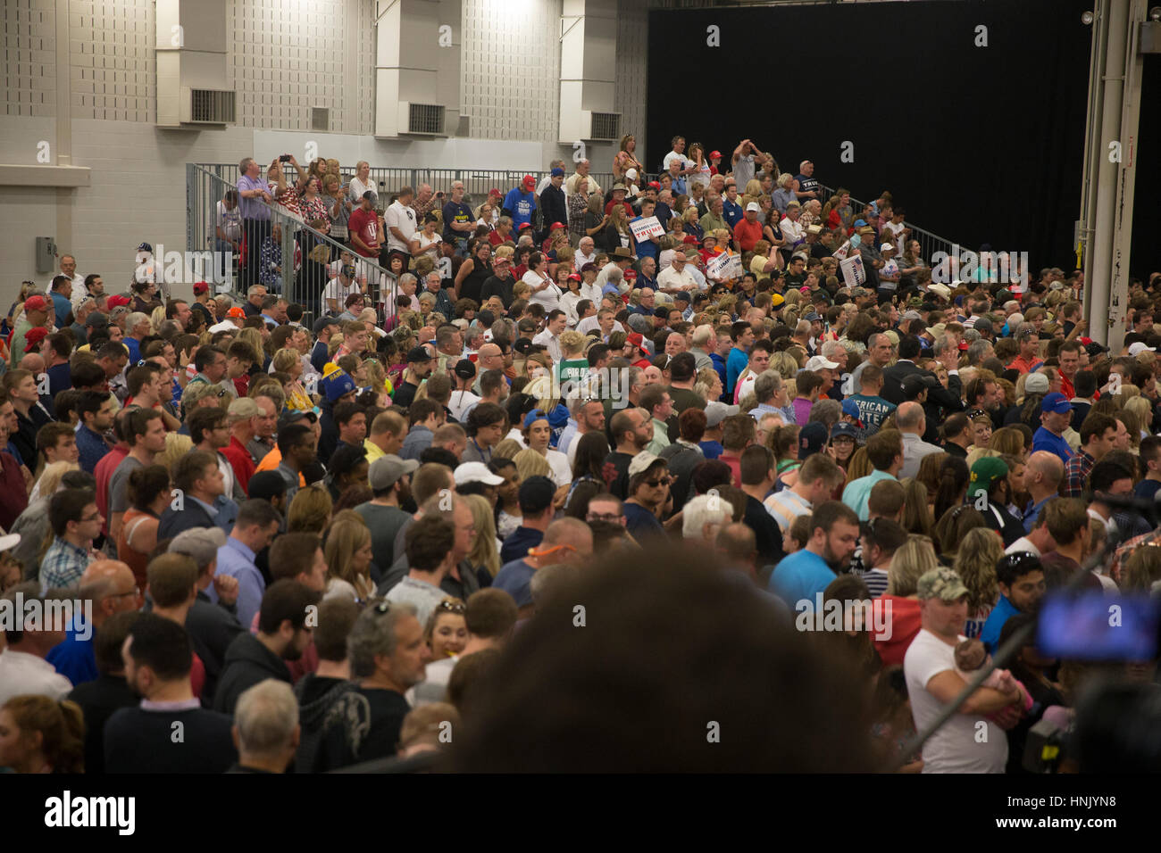 Una folla di tifosi Trump attendere prima la campagna presidenziale di rally per Donald Trump alla Indiana State Fairgrounds durante l'Indiana primaria nel 2016. Donald Trump è andato a vincere l'Indiana primaria e la presidenza. Foto Stock