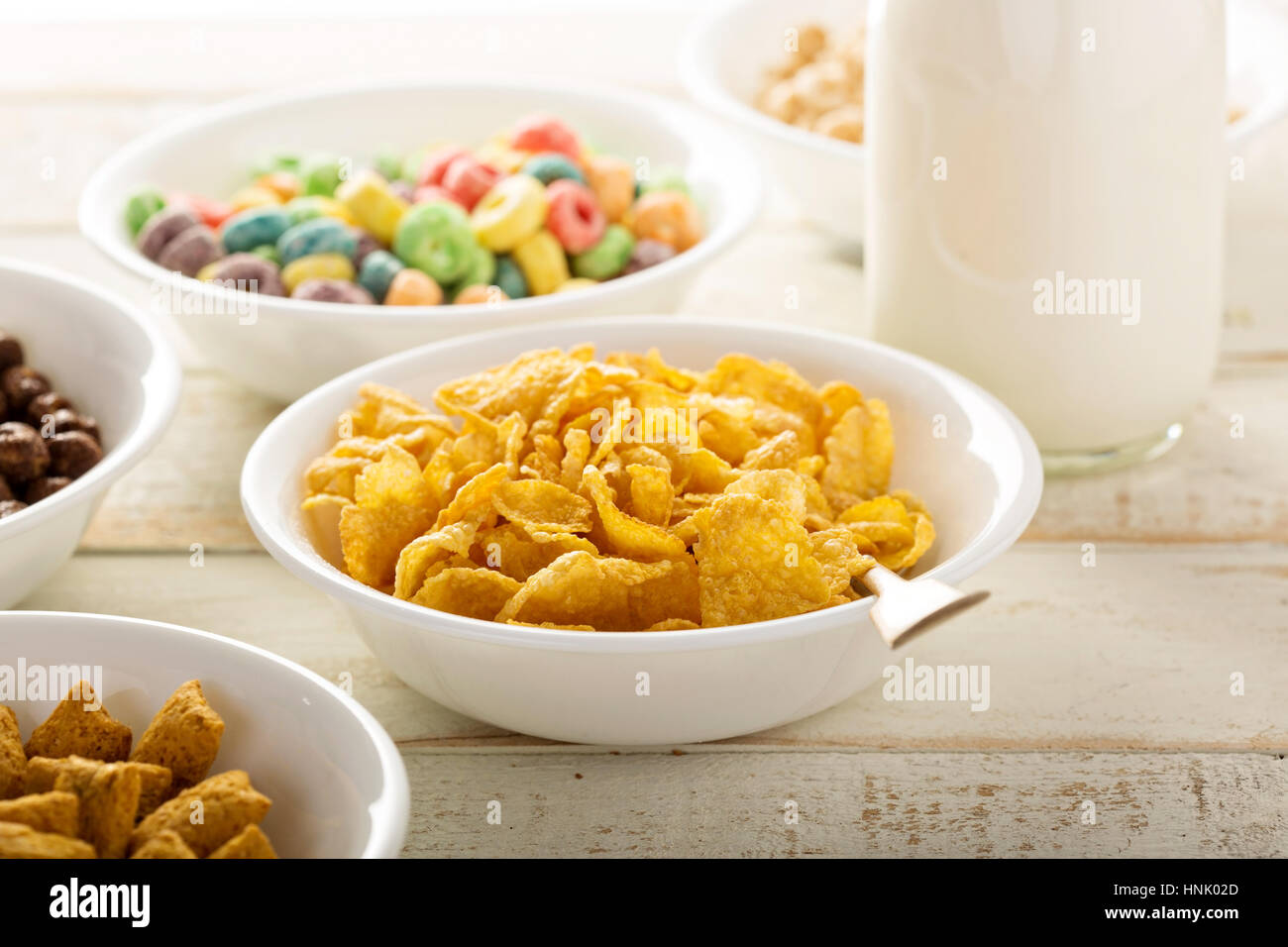 Cornflake cereali in una ciotola con il latte in una bottiglia Foto Stock