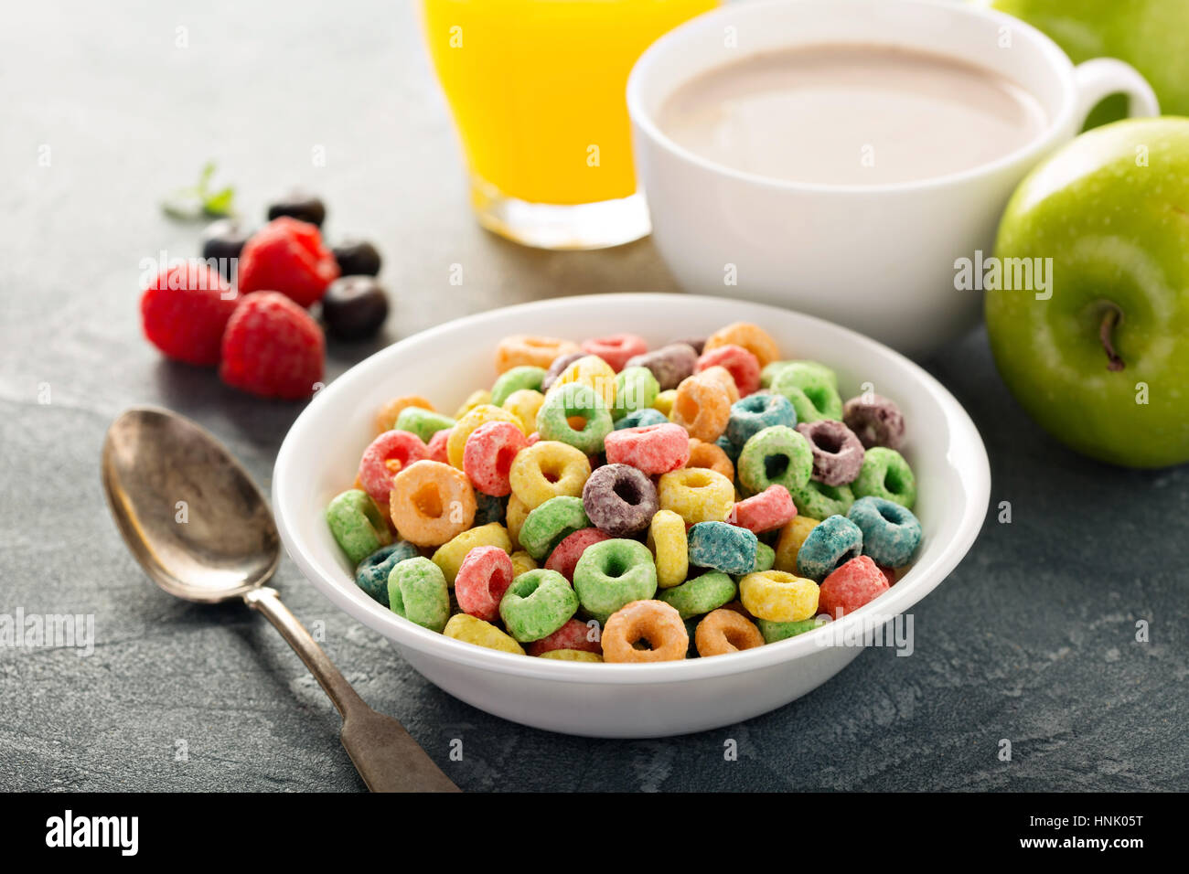 Frutta dolce colorato cereali con succo di arancia e cacao, tradizionale rapido prima colazione per i bambini Foto Stock