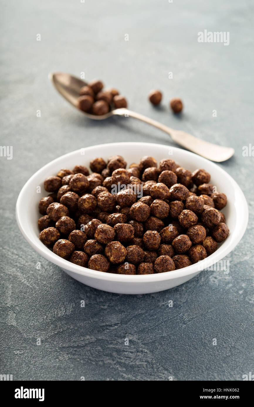 Dolce di Cioccolato cereali freddi in una ciotola bianco Foto Stock