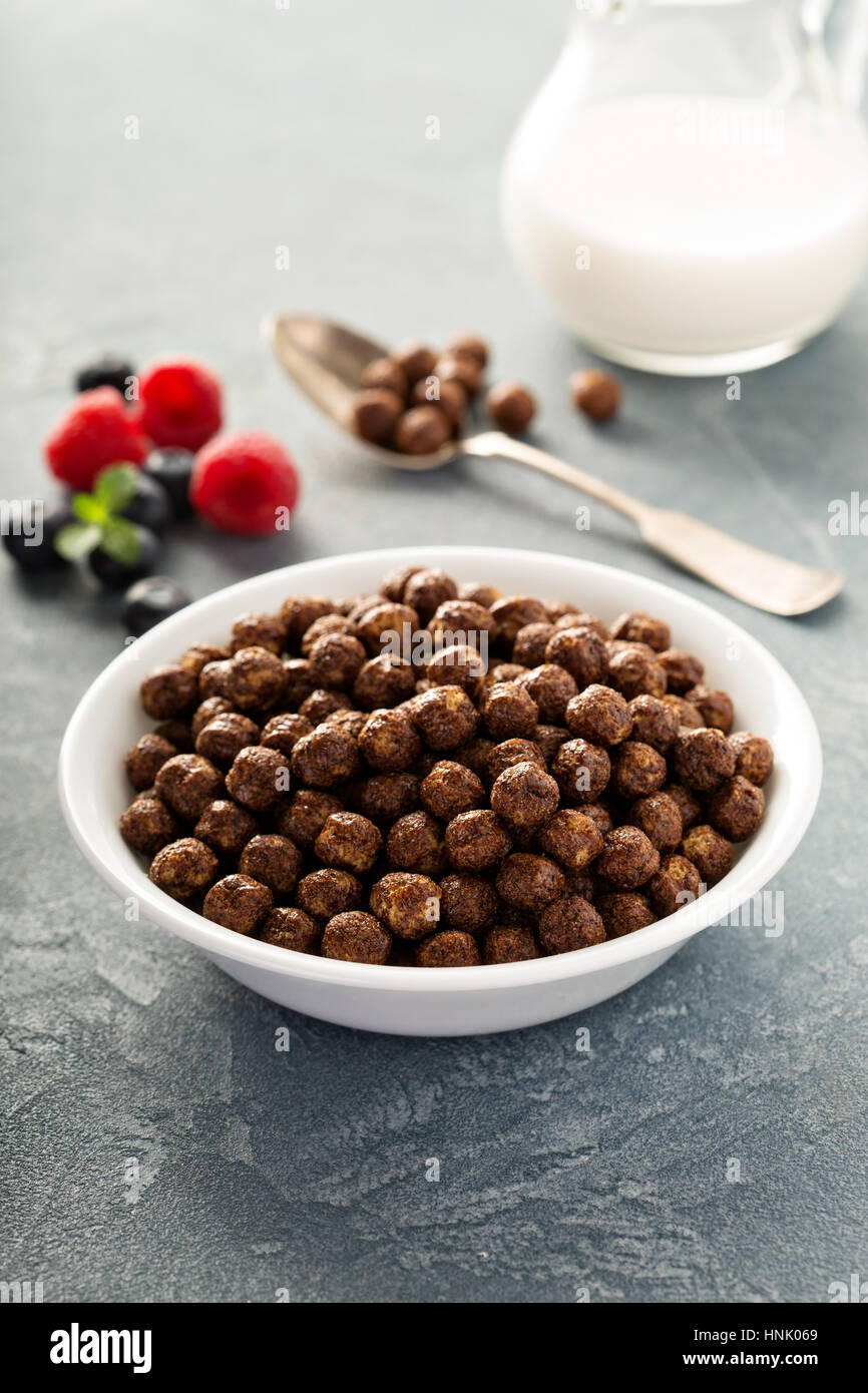 Dolce di Cioccolato cereali freddi in una ciotola bianco Foto Stock