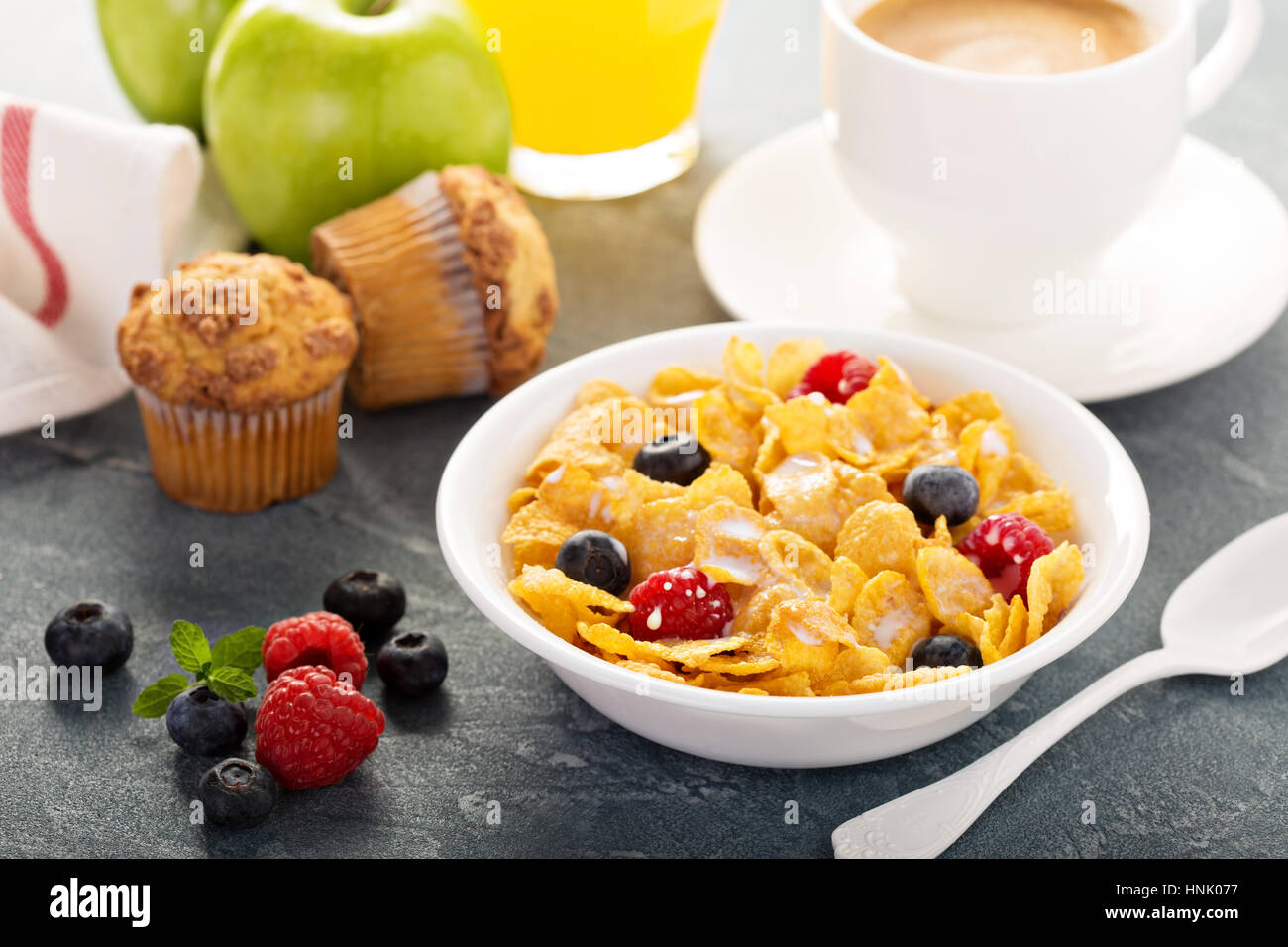 Cereali Cereali con frutti di bosco, succo d'arancia e caffè per la prima colazione Foto Stock