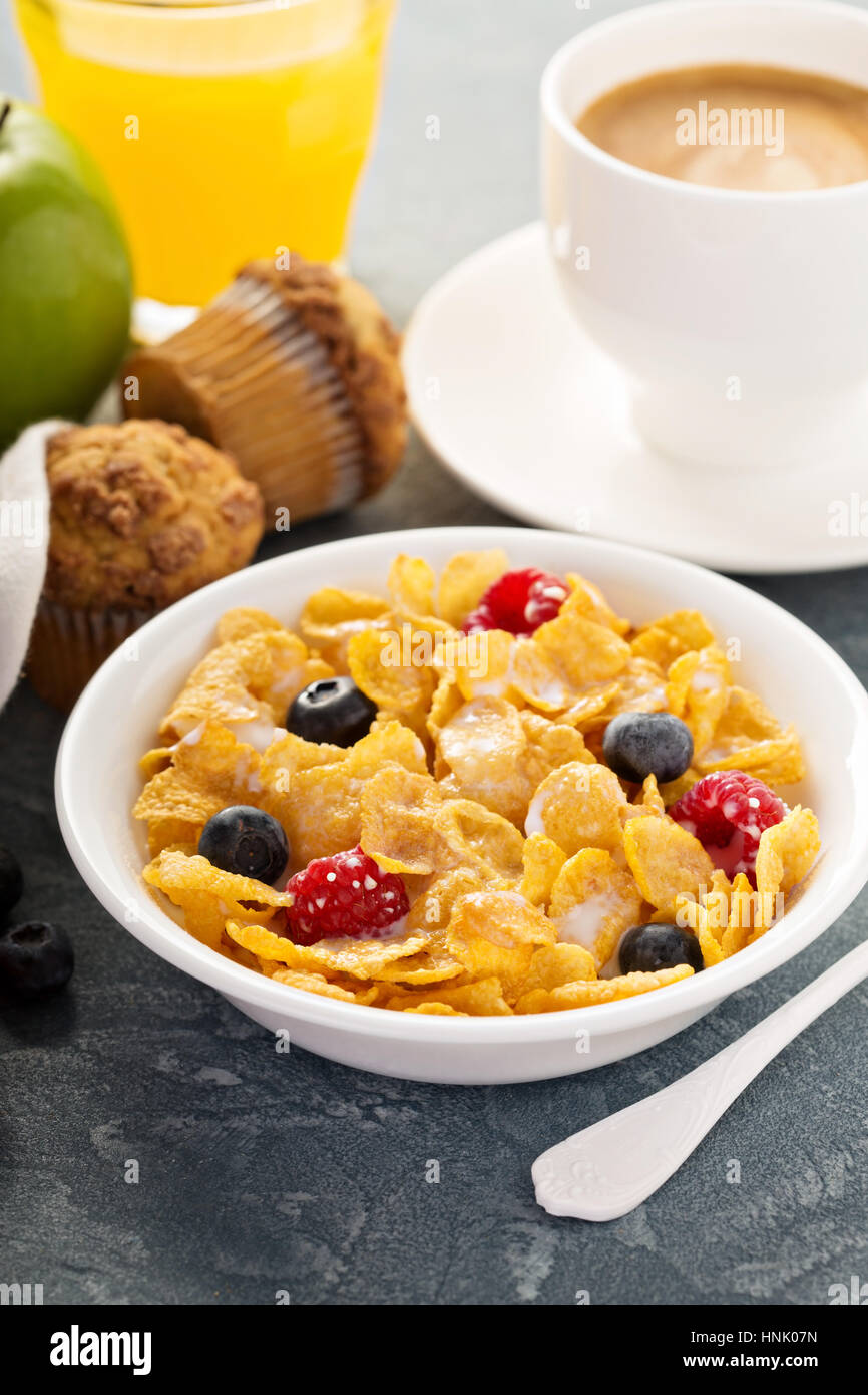 Cereali Cereali con frutti di bosco, succo d'arancia e caffè per la prima colazione Foto Stock