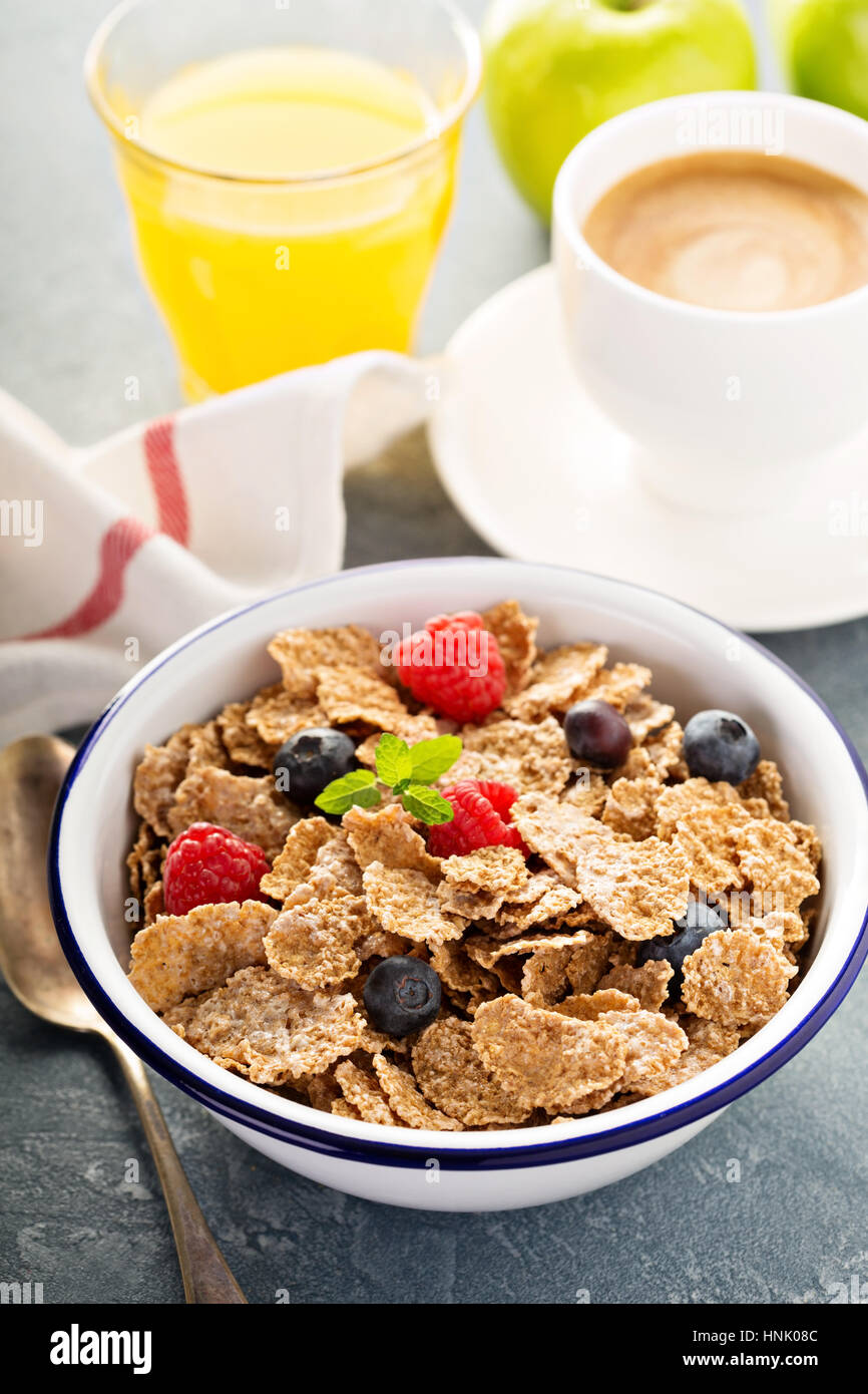 Multigrain integrale cereali sani con bacche fresche per la prima colazione Foto Stock