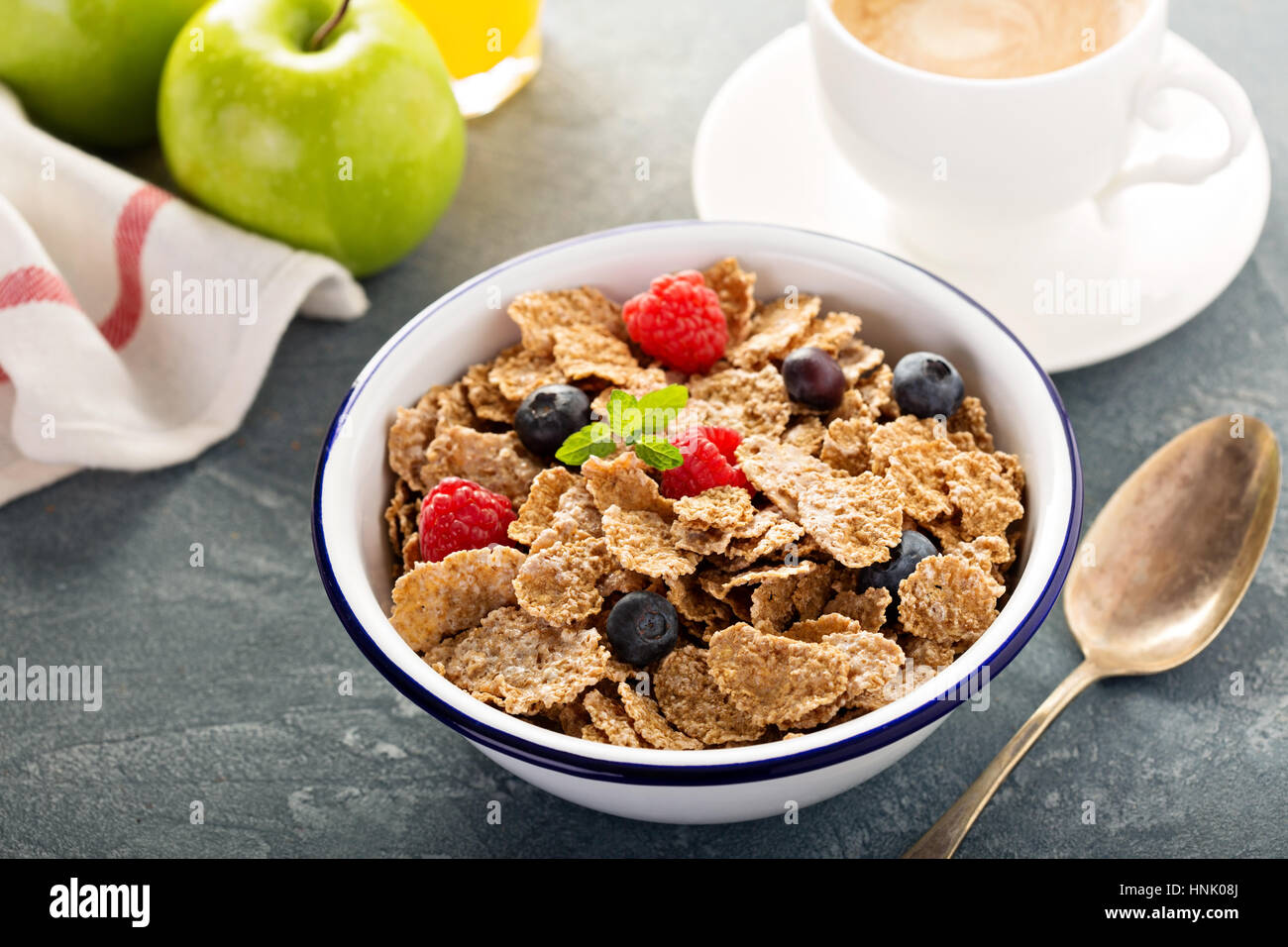 Multigrain integrale cereali sani con bacche fresche per la prima colazione Foto Stock