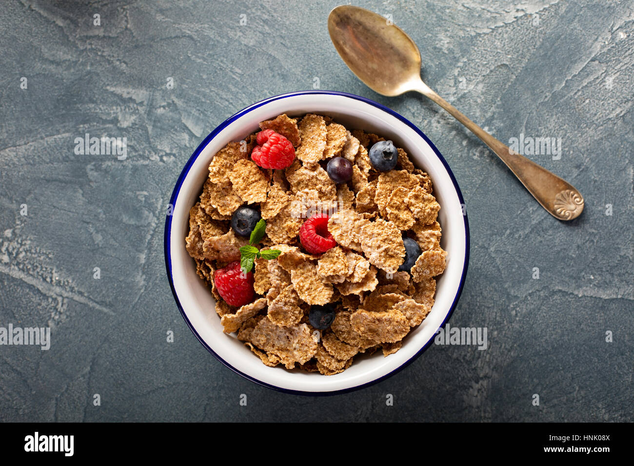 Multigrain integrale cereali sani con bacche fresche per colazione overhead shot con copyspace Foto Stock