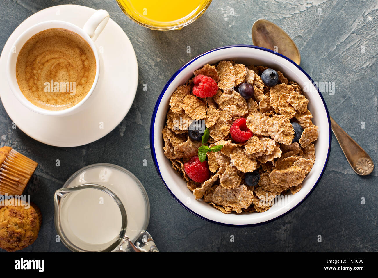 Multigrain integrale cereali sani con bacche fresche per colazione overhead shot Foto Stock