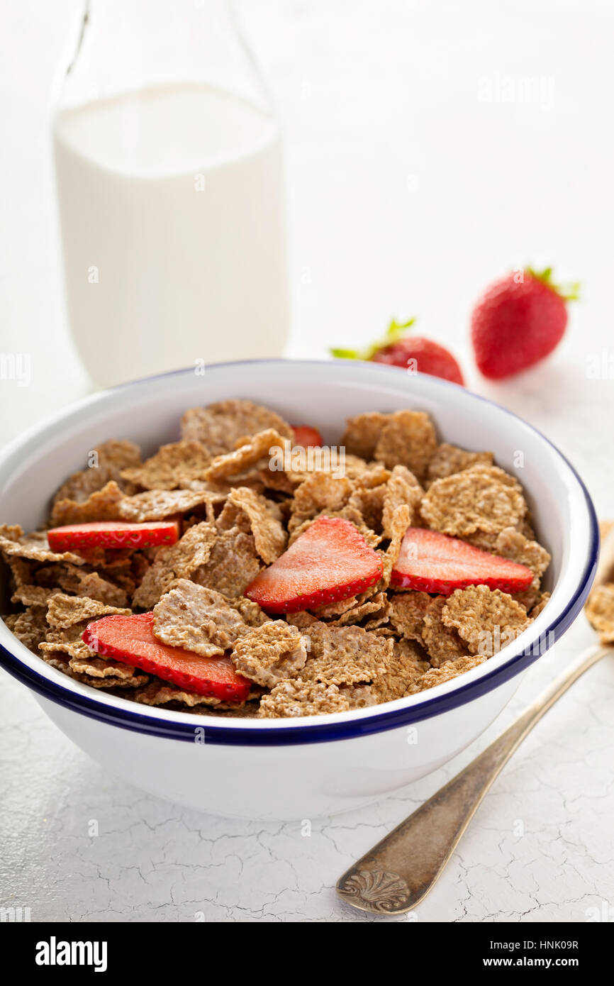 Multigrain integrale cereali sani con bacche fresche per la colazione sul tavolo bianco Foto Stock