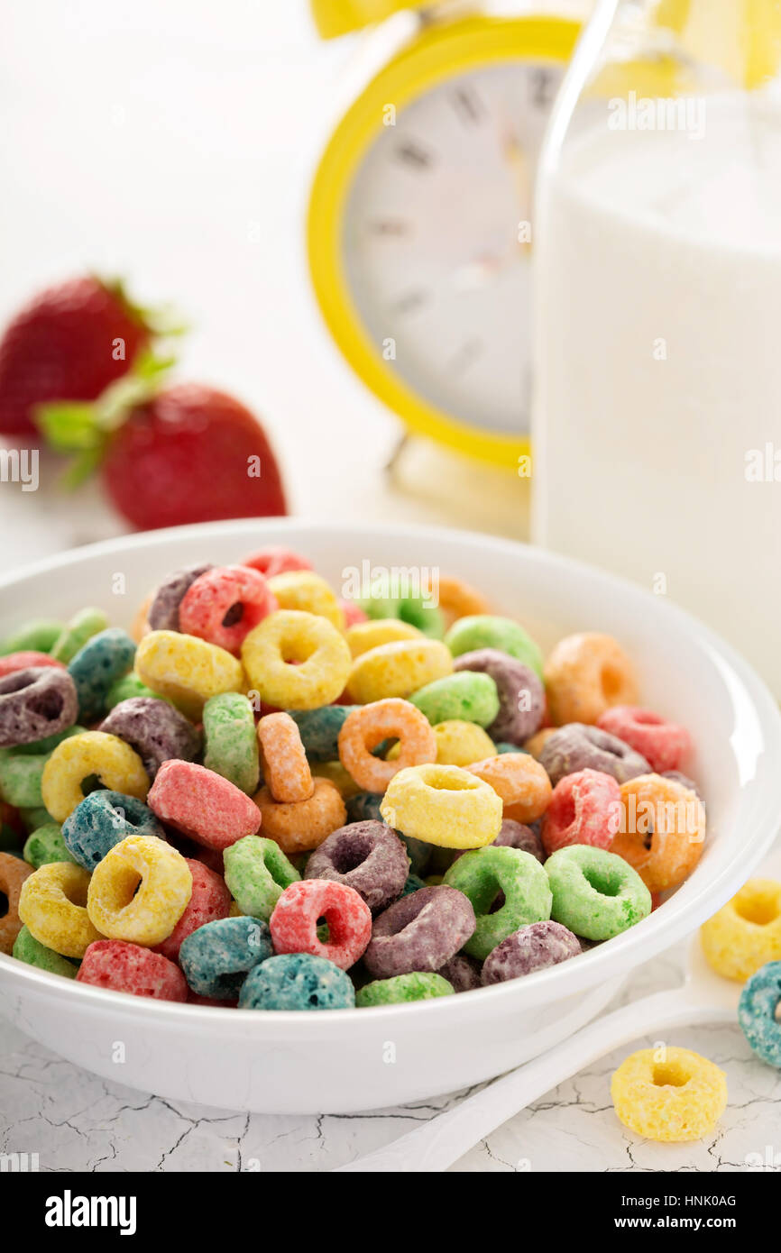 Frutta dolci colorati di cereali in una ciotola, tradizionale veloce colazione o uno spuntino per i bambini Foto Stock