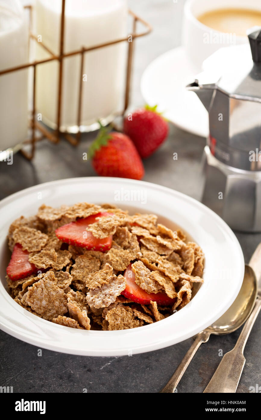 Multigrain integrale cereali sani con strawberryfor fresca prima colazione Foto Stock