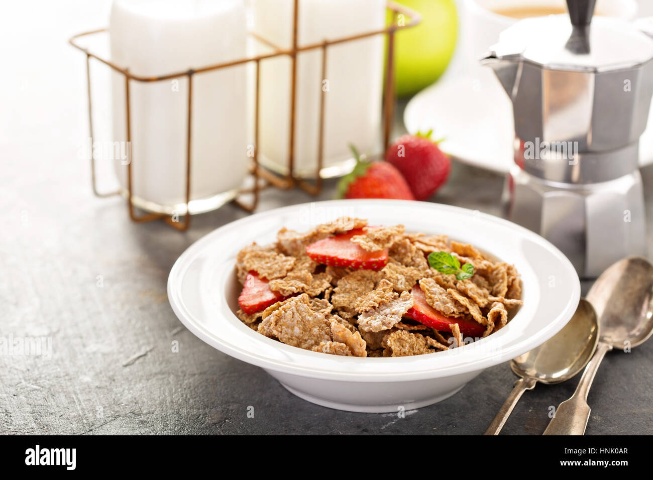 Multigrain integrale cereali sani con strawberryfor fresca prima colazione con copyspace Foto Stock