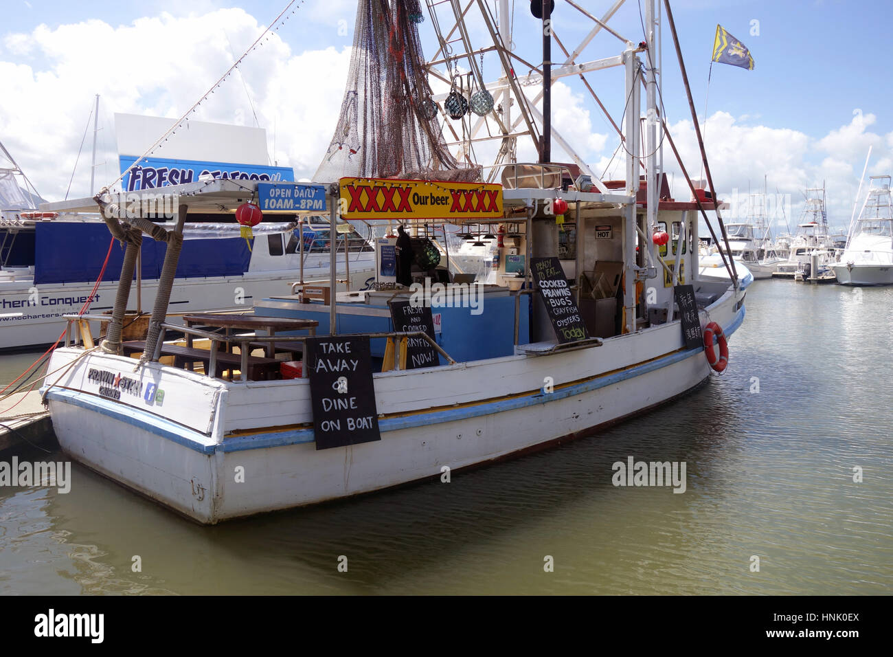 Stella di gamberi, un peschereccio per traino barca ristorante che offre piatti a base di frutti di mare freschi, Cairns marina, Queensland, Australia. N. PR Foto Stock