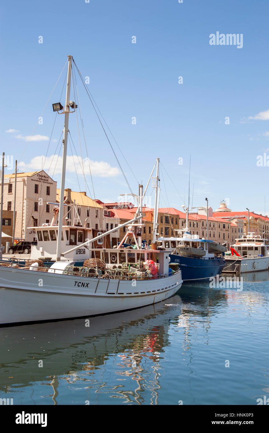 Barche da pesca ormeggiate a Constitution Dock, una porta rivestita con depositi di arenaria, a Hobart's waterfront, la Tasmania. Foto Stock