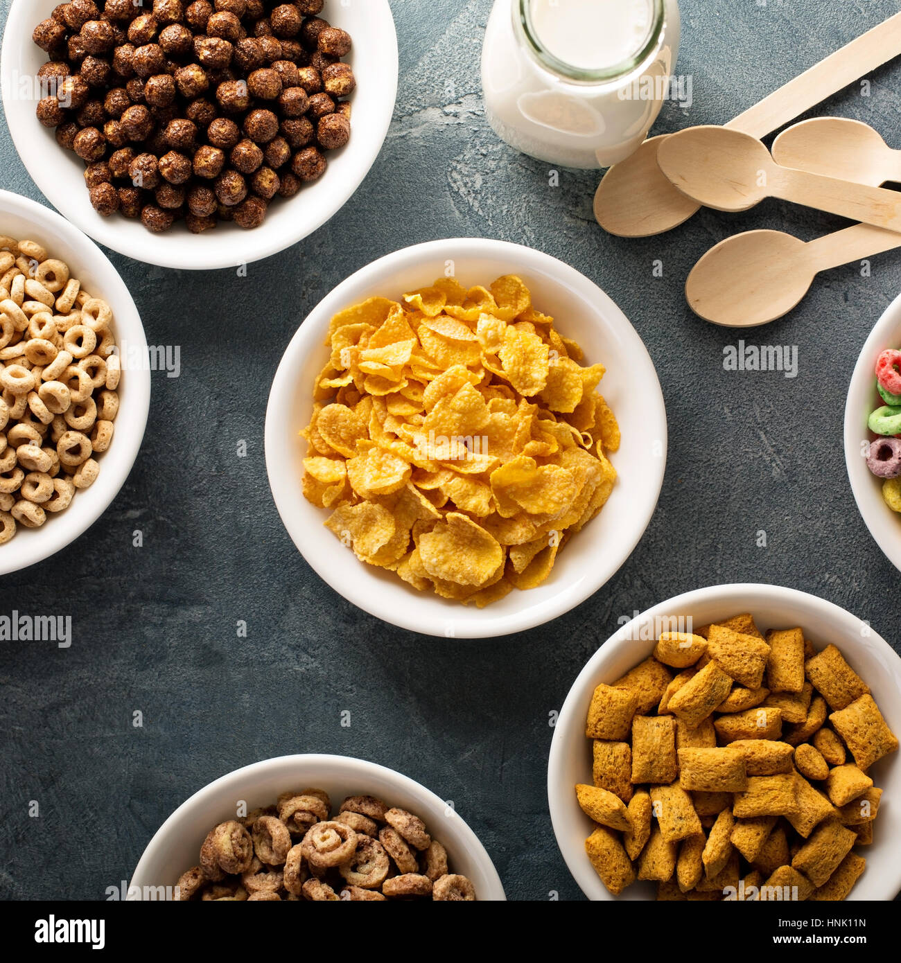 Varietà di cereali freddi in bianco bocce, veloce colazione per bambini overhead shot Foto Stock